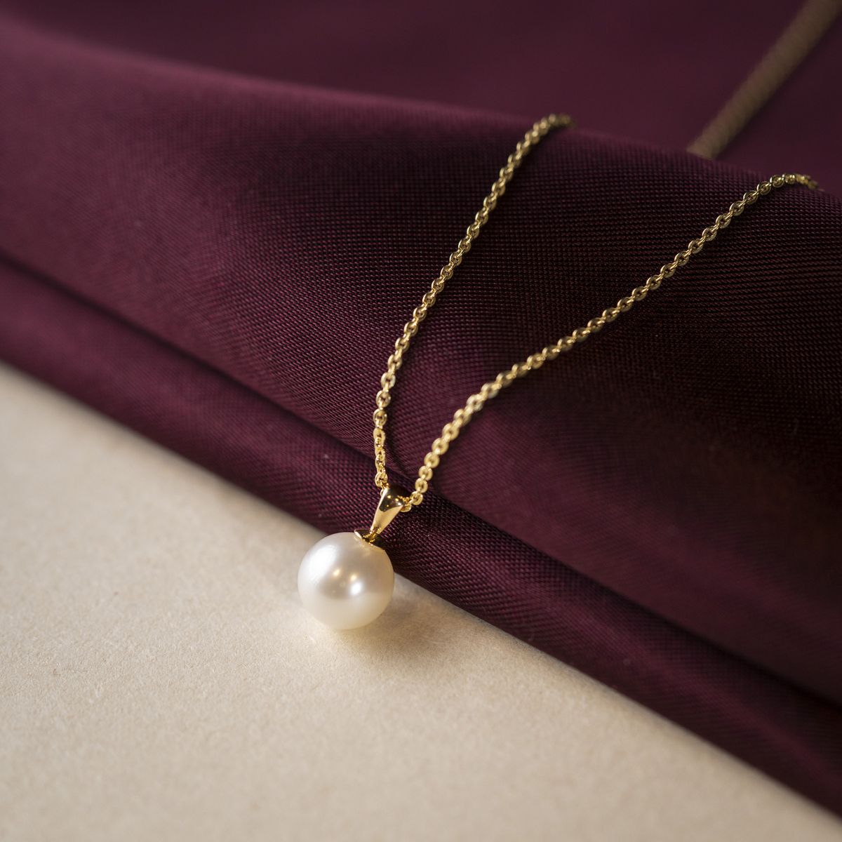 Perlesmykke i gult gull